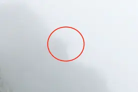 间隔只有八天，峨眉山又一游客跳下舍身崖，景区：正在全力搜救视频封面