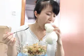 快餐太贵，打工妹中午自己带饭办公室吃，一口馒头一口菜，真好吃视频封面