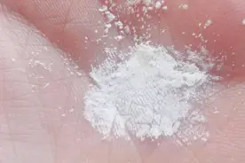 2块钱的维生素C片，配上蜂蜜混合抹脸，斑少了，省下不少面膜钱