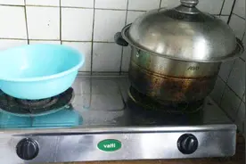 煤气把锅底都烧黑了，是煤气的问题还是煤气灶的问题？视频封面