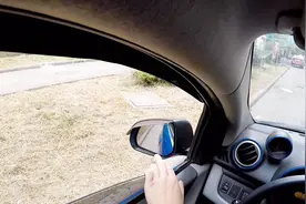 新手司机看看，倒车时这样观察后视镜更安全，学会以后不吃亏