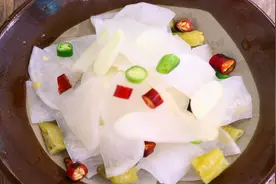 四川人教你做下饭滚水泡菜，做法简单酸辣爽口，学会后你也零失败