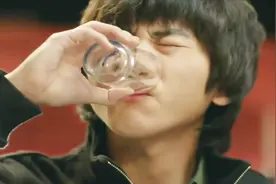 男子被邻居故意扎破车胎，还拉他去喝酒，没想到套出他的恋爱经历视频封面