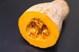 切开的南瓜怎么保存？教你一招，只要撒点它，保存一个月都不会坏