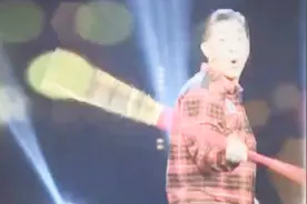 六小龄童手持金箍棒表演，当音乐响起时，这经典旋律好让人怀念呀视频封面