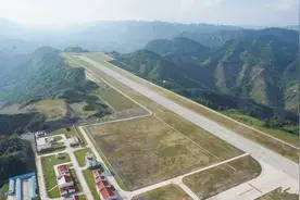 中国最高的机场，建在65座山顶之上，去机场还得做电缆！视频封面