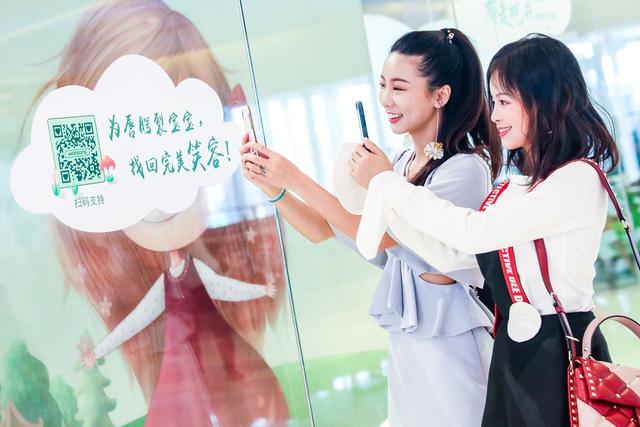 一起扫描二维码带走小兔子，帮助唇腭裂儿童吧！