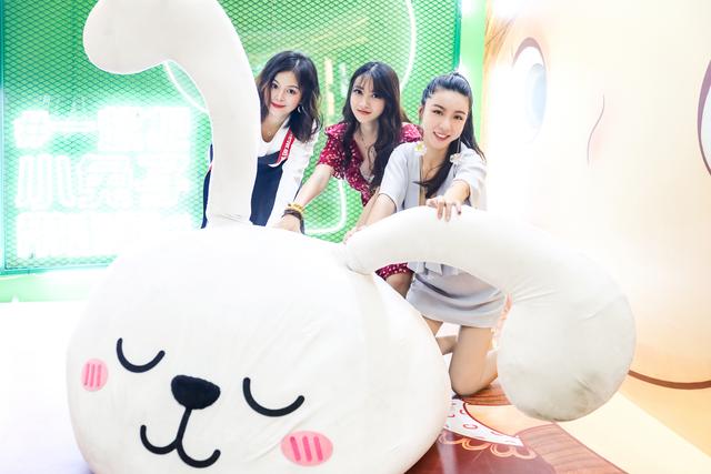 一起扫描二维码带走小兔子，帮助唇腭裂儿童吧！