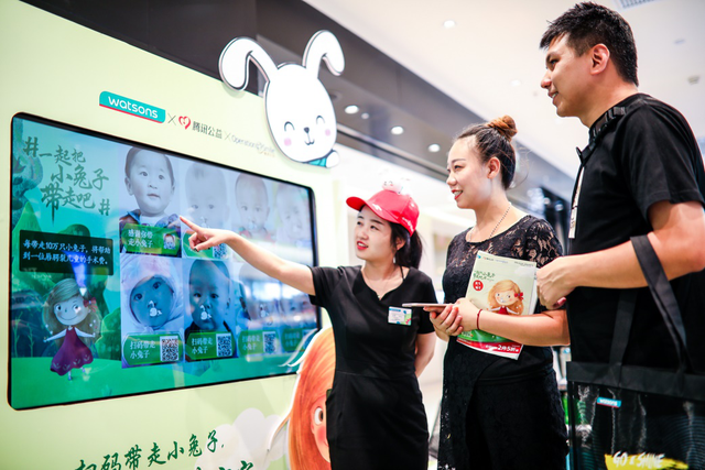 一起扫描二维码带走小兔子，帮助唇腭裂儿童吧！