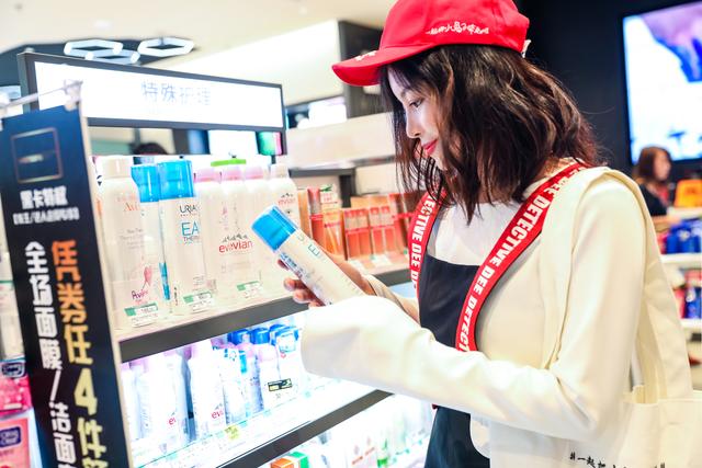 一起扫描二维码带走小兔子，帮助唇腭裂儿童吧！