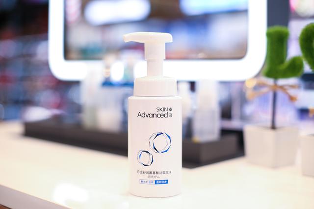 一起扫描二维码带走小兔子，帮助唇腭裂儿童吧！