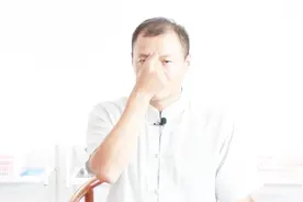 家里有眉头紧锁的，快这样点按眉心，尽快疏通经络，越早越好！