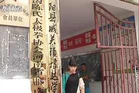 新乡一小学开学半个月，竟告知45名一年级新生没学籍！还要撤校！视频封面