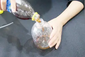 卫生间瓷砖脏了，还在傻傻的用清洁剂？只需用它一擦立马洁白如新视频封面