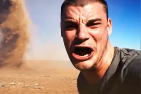 国外男子开车偶遇小型MINI龙卷风，作死近距离拍摄！脸都吹歪了！视频封面