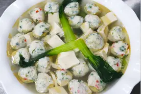 大厨分享豆腐肉丸汤的家常做法，汤汁清淡，营养美味，老少皆宜视频封面