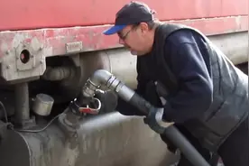汽车加油经常见，我们乘坐的火车是如何加油的？长见识了！视频封面