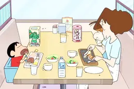 蜡笔小新：小新和妈妈去吃饭 被餐厅当成了秘密访查员 待遇超好哦视频封面