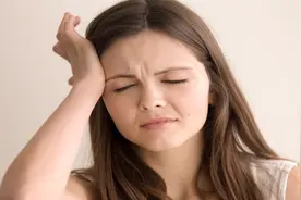 突然站立出现眩晕，到底是低血糖还是贫血？看完转告身边人视频封面