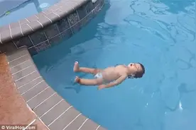 水宝宝！1岁女婴游泳池里畅游 多种泳姿随心所欲