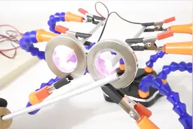 神奇的紫色火焰是怎样办到的？牛人表示一块磁铁就搞定！