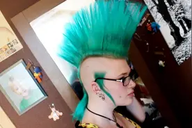 小姐姐想给闺蜜惊喜，将头发弄成鸡冠形状后，看着个性又漂亮！