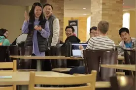 国外恶搞：图书馆里听音乐忘插耳机，旁边学生乐个不停视频封面