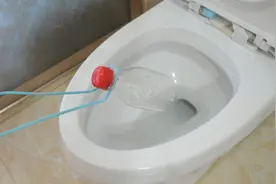 马桶堵塞了，用一个塑料瓶加衣架，3分钟疏通马桶，看完赶紧试试视频封面