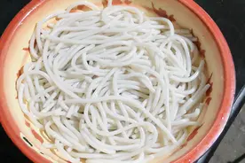 粗米线的家常做法，简单一炒，味道不输饭店，再也不用出去吃