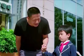 父亲勇敢抓回小偷，儿子崇拜父亲，竟主动牵爸爸手视频封面