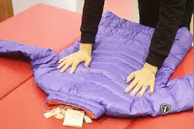 折衣服有技巧，奶奶教我这样折衣服，方法超级简单，还很省空间