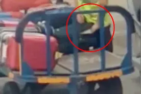 乘客实拍西班牙机场工作人员盗取乘客行李箱中物品视频封面