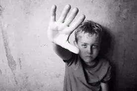 嫌疑犯照片流传网上，美国那么注重个人隐私，为何司法这么公开？视频封面