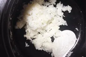 你家还在吃隔夜米饭吗？现在知道还不算迟，看完视频快告诉家人视频封面