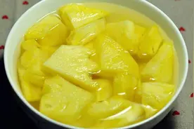 为什么吃菠萝之前，千万要用盐水泡一泡？视频封面