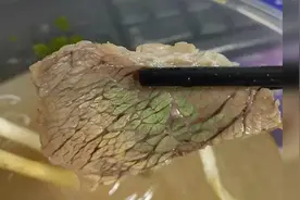 拉面中这种冒绿光的牛肉，到底能不能吃？视频封面