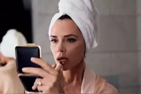 维多利亚也头疼？贝克汉姆多次出轨被逮，2个儿子长残还是恋爱脑图片