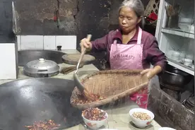 农村四哥：王四大姐回来了，帮忙收拾屋子，妈妈做了一点辣椒面视频封面