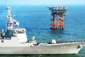 中国在苏岩礁安设浮标 韩媒神猜测：这是中方伪装的军用装备！视频封面