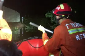 惊险过大片！洪水已没过房门，他们带着被困妇女和孩子潜水而出视频封面