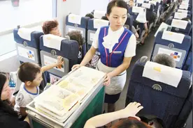 高铁上的盒饭一份卖40元，成本到底是多少？视频封面