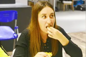 中国物价有多高？美国女孩400美元穷游中国，吃饭时懵了！视频封面
