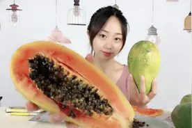 妹子试吃“红心牛奶木瓜”，这么大的木瓜，一个我就吃饱了视频封面