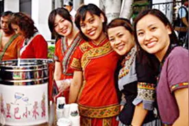 中国女孩在巴基斯坦，吃完烤肉付钱时，老板的一句话让她感动流泪视频封面