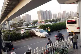 开自动挡车，你是”左脚刹车右脚油门”吗？最容易出事故，别大意视频封面