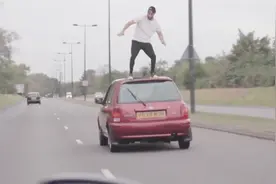 看到小伙爬出车窗，后车都不敢超车了，这是要干啥