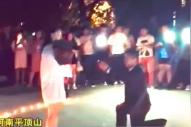 男生在女生宿舍楼下向女友求婚阵仗大，女生称：当时有点懵视频封面