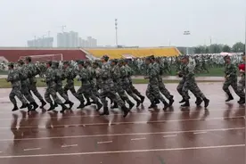军训结束教官退场，四千名新生冒雨相送
