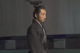 郑恺拍摄《影》宣传海报，表情凝重，大展君主气势视频封面