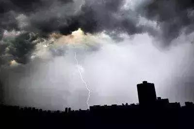打雷时玩手机危险吗（打雷时能玩手机吗）
